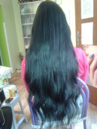 Prodloužení středoevropskými vlasy 70 cm délky, 160 pramenů.